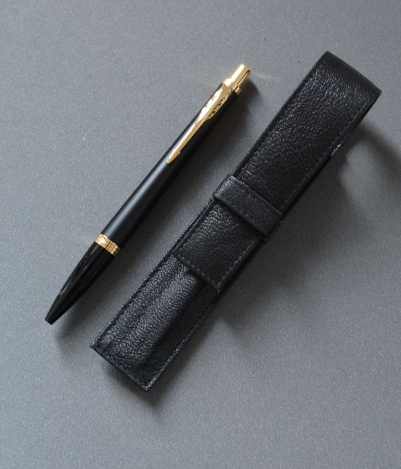 Parker Długopis Urban Czarno Złoty i czarne skórzane etui do długopisu 2093381✓  Prezent dla nauczyciela✓ Długopis Parker z dedykacją (2).JPG